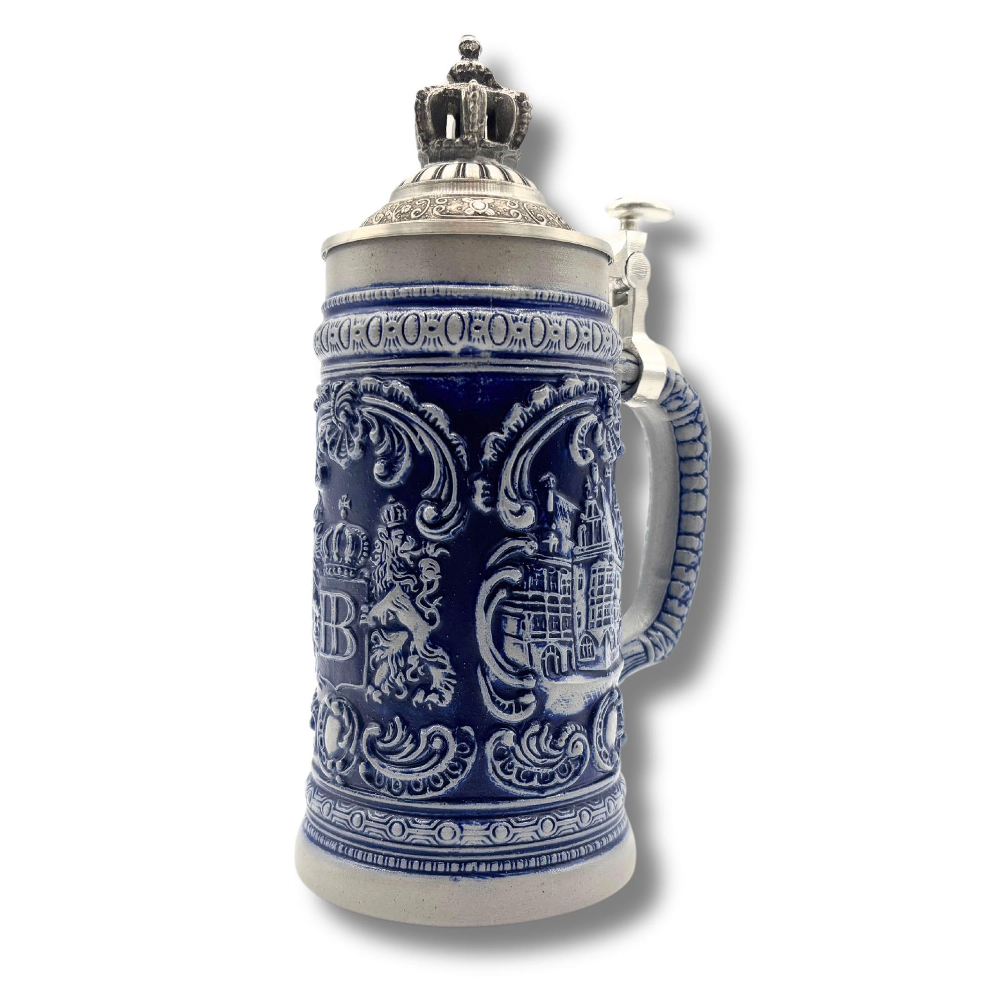 Traditioneller deutscher Bierkrug aus Keramik mit silbernem, kunstvoll verziertem Deckel mit Krone und Daumenhebel zum öffnen. Der Krug zeigt in blau glasiert, detaillierte Reliefmotive, an dieser Seite  den Übergang von 2 Motiven die Buchstaben HB umrahm