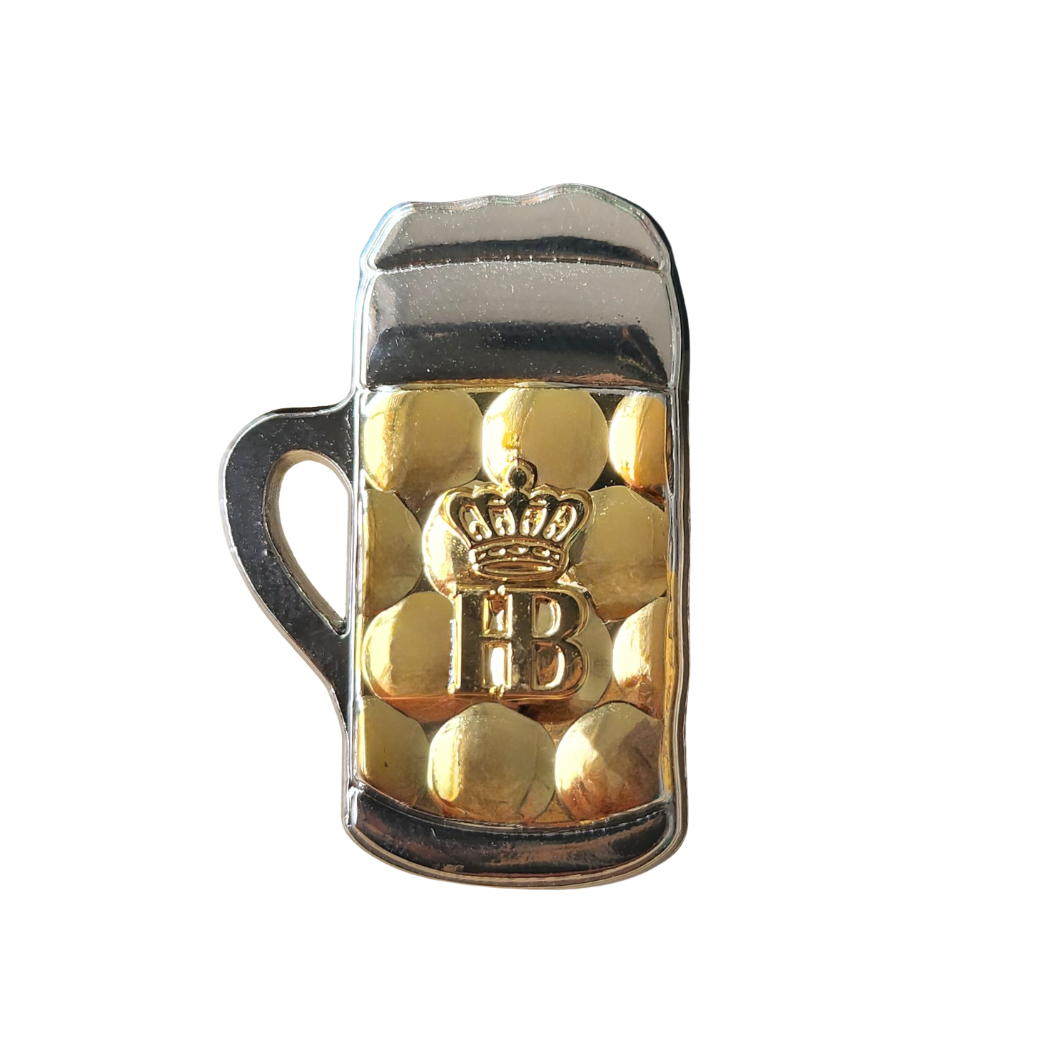 Pin in Form eines gefüllten Isarseidels mit Henkel links, goldfarbener Oberfläche mit Kreisornamenten, silberner Schaumkrone und Emblem mit Krone und „HB“ in der Mitte.