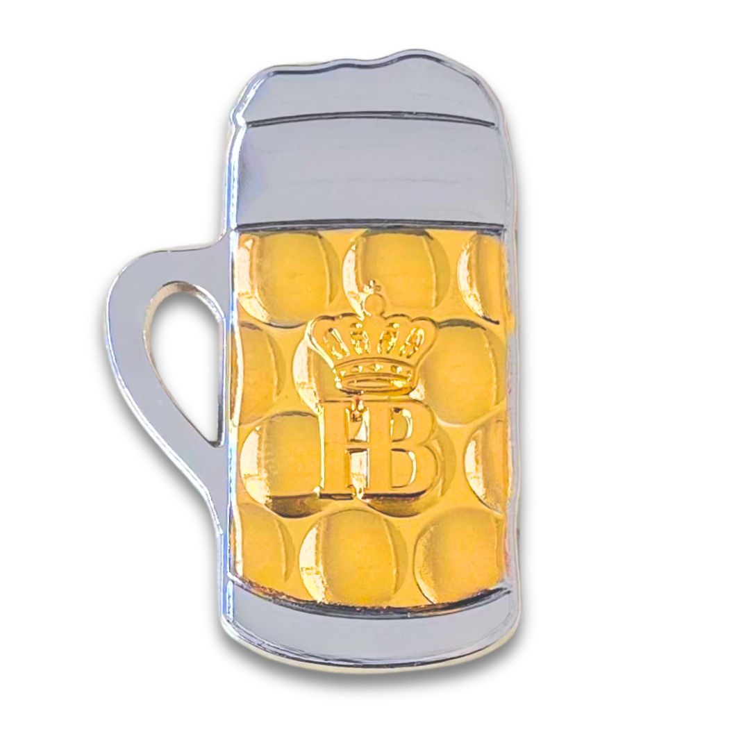 „Magnet mit digitaler Darstellung eines Bierkrugs, gefüllt mit Bier und Schaumkrone, Henkel links.“