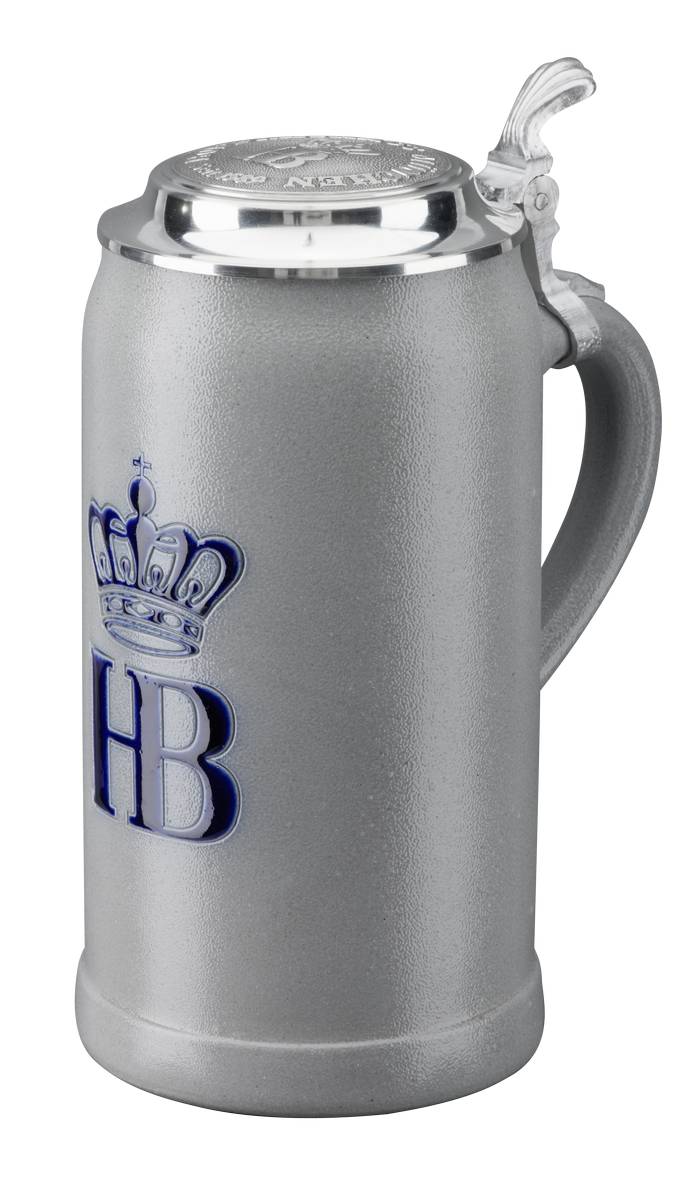 HB-Krug 1,0 l Salzglasur mit Zinndeckel – klassischer Maßkrug mit HB-Krone. Seitlicher Ansicht 