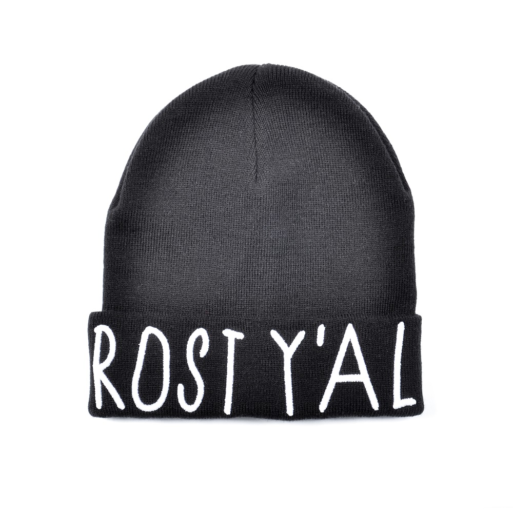 Schwarze Hofbräuhaus Beanie-Mütze mit weißem Schriftzug ‚ROST Y’AL‘ auf dem umgeschlagenen Rand