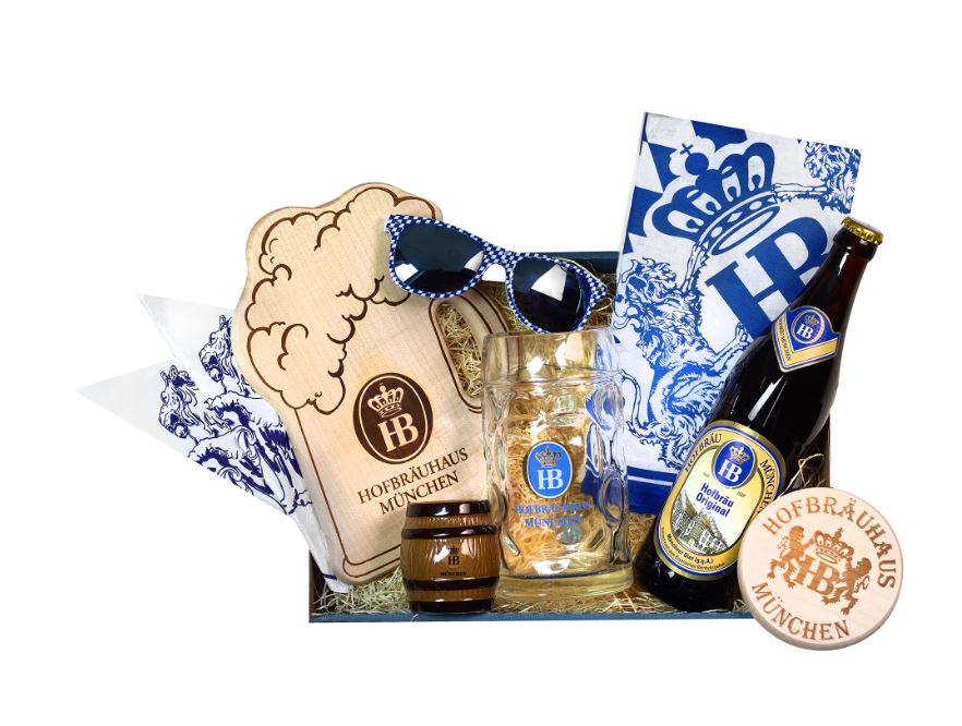 Geschenkbox Hofbräuhaus München mit Bierflasche, Bierkrug, Holzbrett, Sonnenbrille, Servietten, Salzstreuer in Fassform und Bierdeckel.