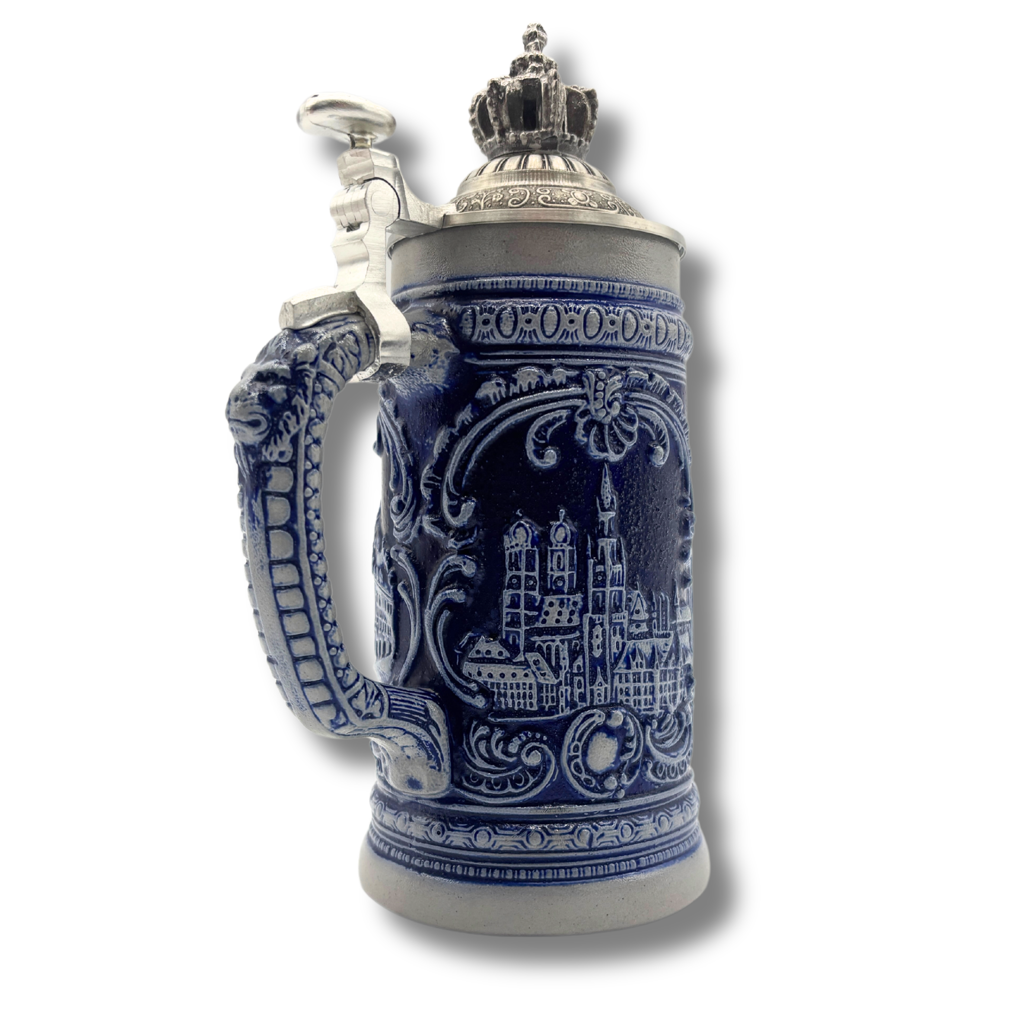 Traditioneller deutscher Bierkrug aus Keramik mit silbernem, kunstvoll verziertem Deckel mit Krone und Daumenhebel zum öffnen. Der Krug zeigt in blau glasiert, detaillierte Reliefmotive, an dieser Seite die Münchner Frauenkirche. Der Henkel ist ebenfalls 