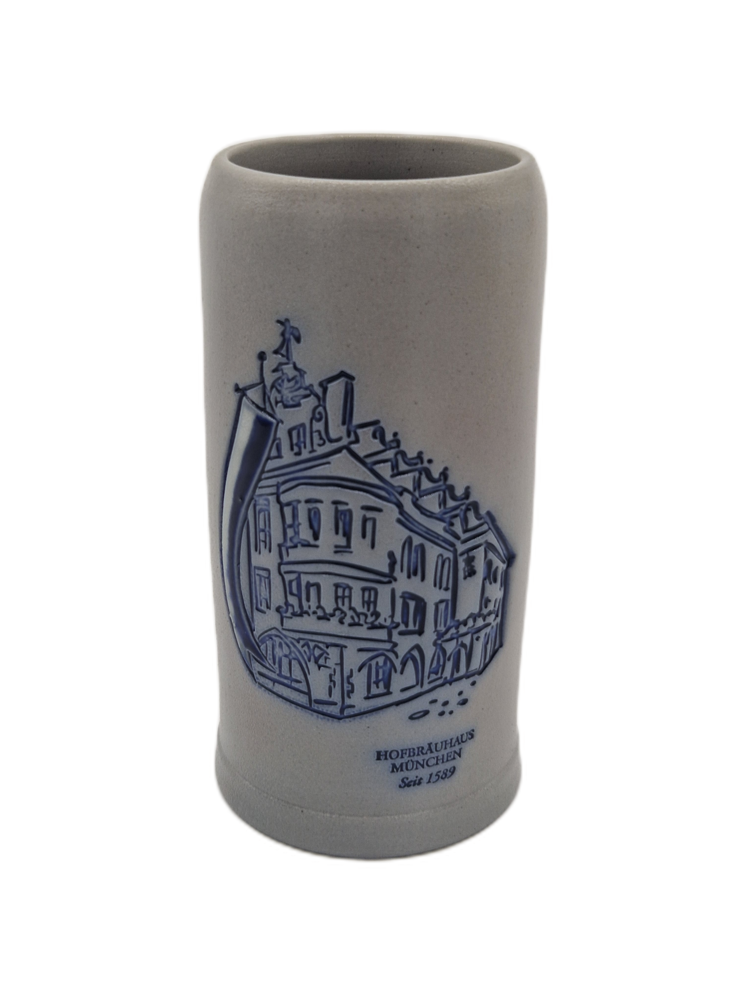 Grauer Hofbräuhaus-Steinkrug mit Henkel und blauer Zeichnung der Hofbräuhaus-Fassade, freigestellt auf transparentem Hintergrund.