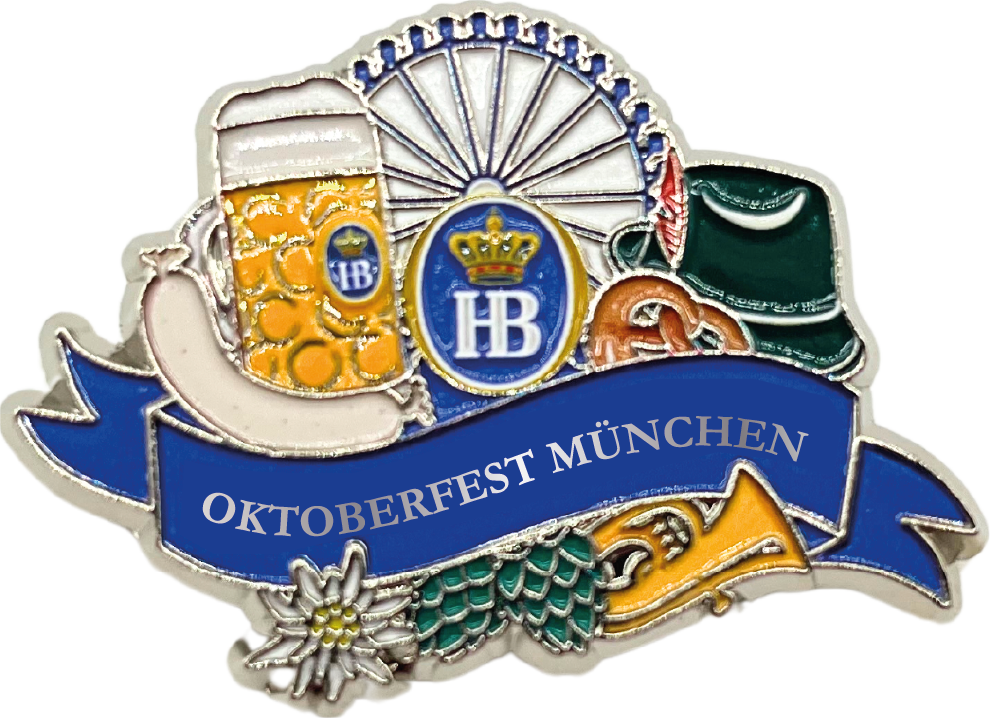  „Magnet mit Oktoberfest-Motiv: Bierkrug mit HB-Logo, Brezel, Riesenrad und blauem Banner mit der Aufschrift ‚Oktoberfest München‘.“