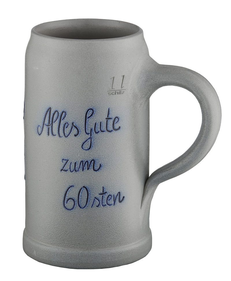 HB-Krug 1,0 l aus grauer Salzglasur mit Gravur 'Alles Gute zum 60sten', seitliche Ansicht, ohne Zinndeckel.