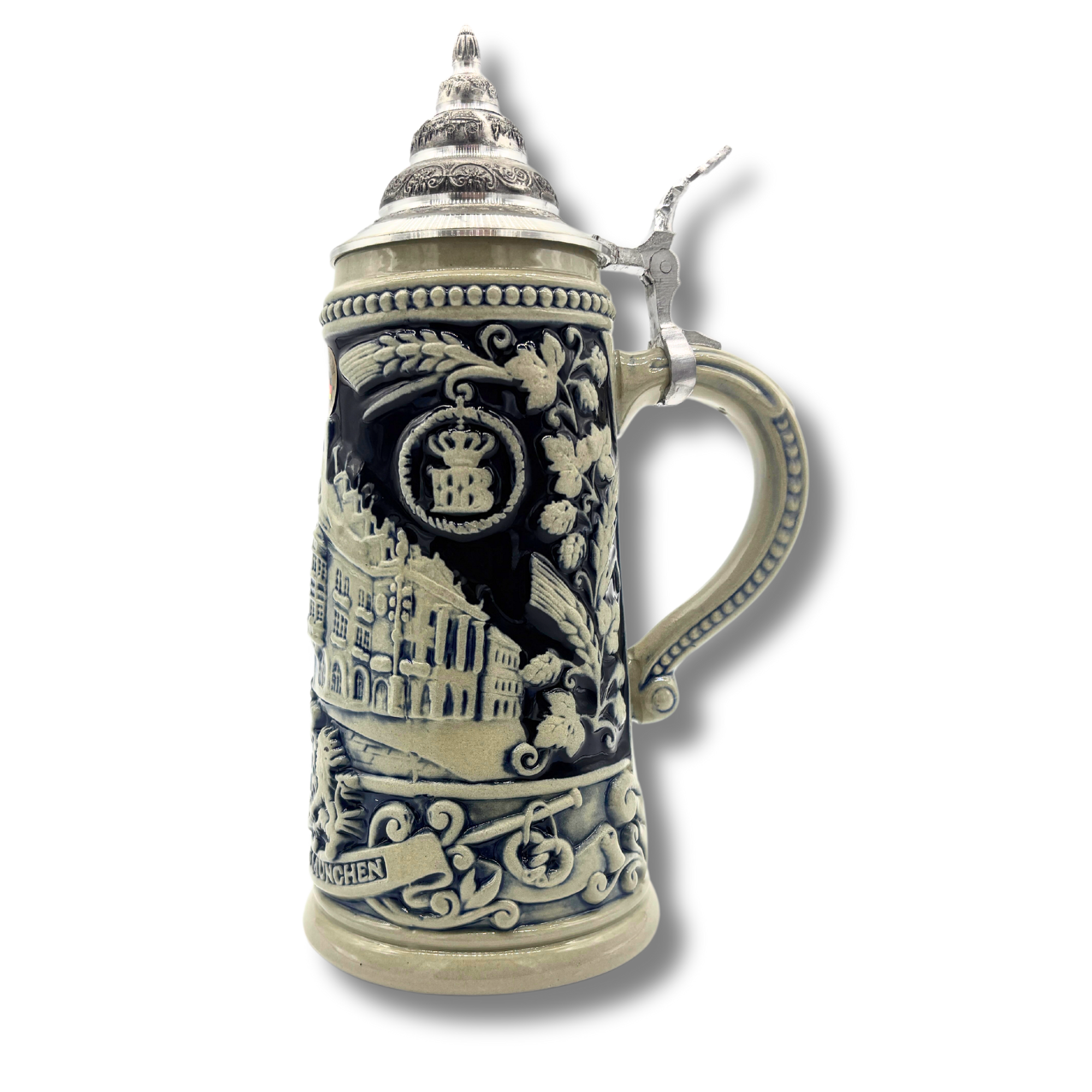 Reliefkrug mit Spitzzinndeckel, Relief in grau mit blauer Glasur, zeigt durchgehend das Hofbräuhaus München. Mittig das HB-Logo mit 2 bayerischen Löwen