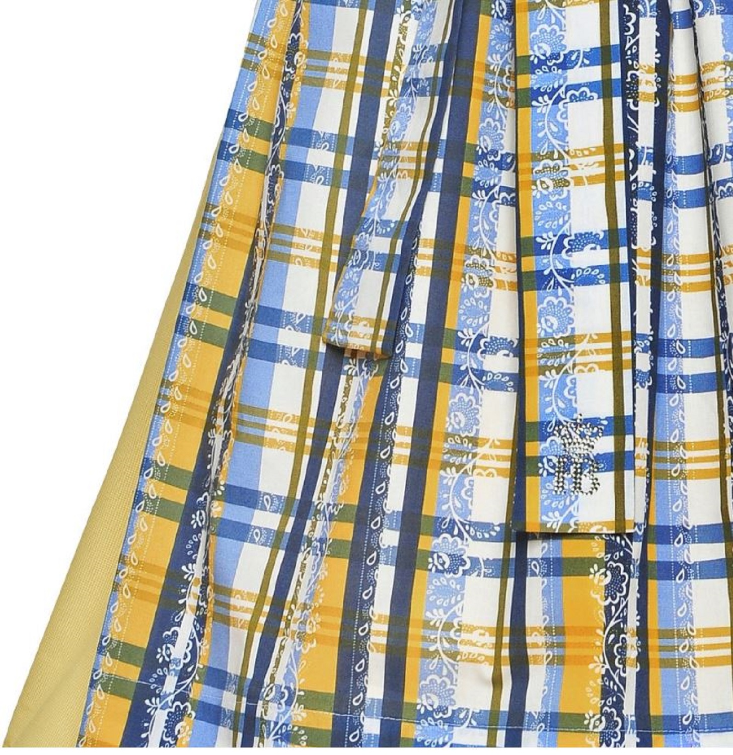 Detailaufnahme eines Dirndls mit blau-gelb kariertem Stoff und feinen weißen Ornamentmustern