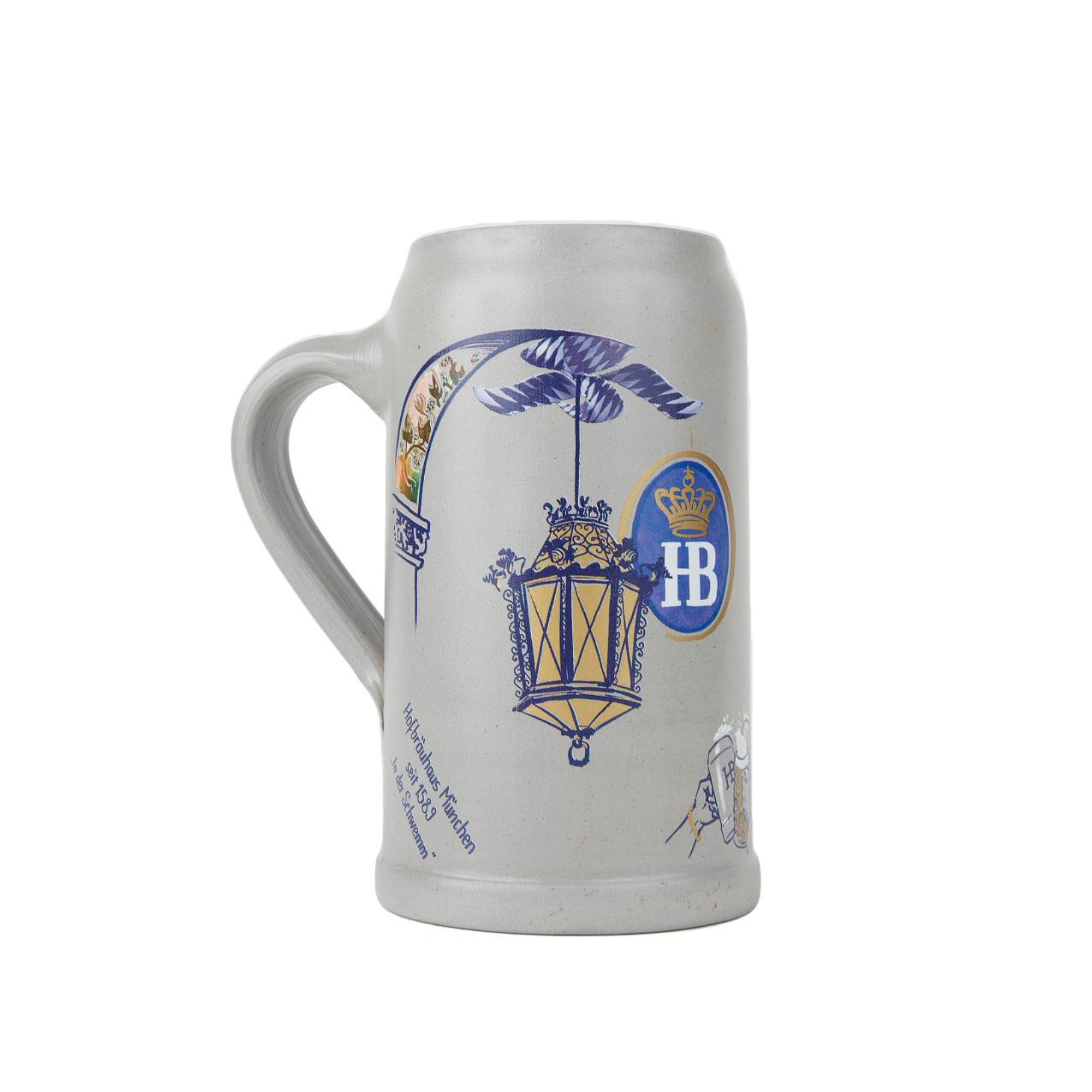 Steinkrug mit Henkel und blau-goldenen Laternenmotiv sowie Hofbräuhaus-Logo.