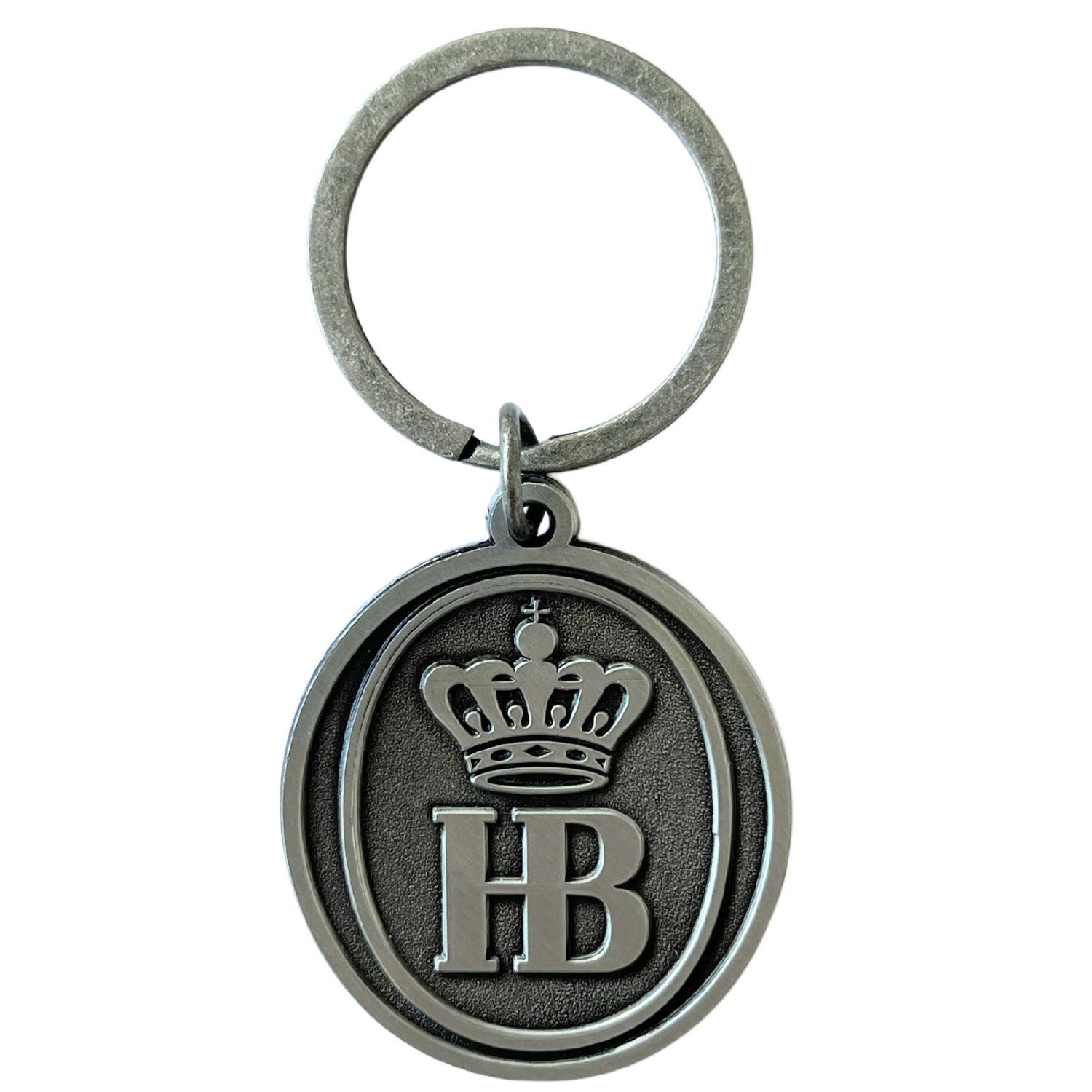 „Schlüsselring mit rundem, silbrig-schwarzem Anhänger und geprägtem Design: Krone über den Buchstaben ‚HB‘.“