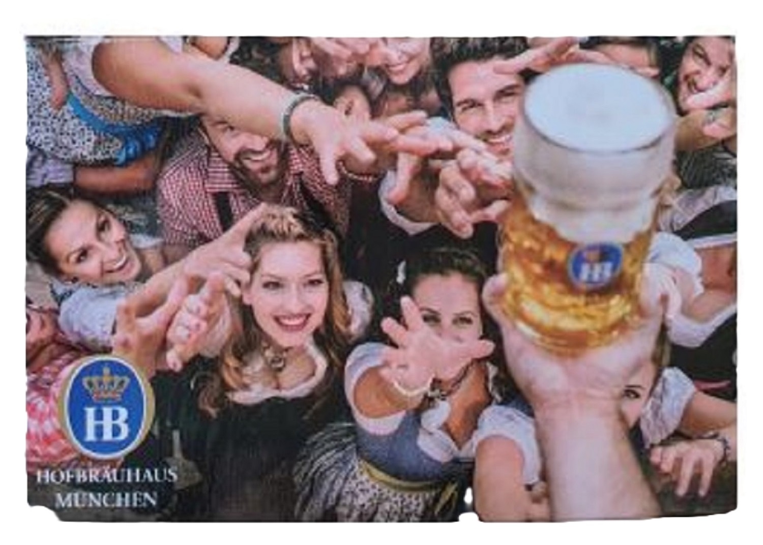 Fotomagnet mit einer fröhlichen Menschenmenge in Tracht, die jubelnd nach einer ersten Maß Bier mit HB-Logo greift