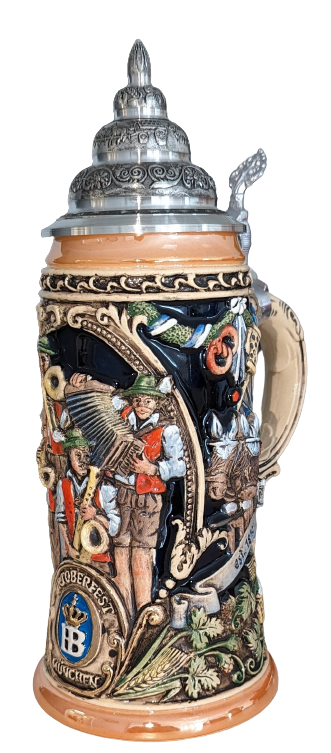 Traditioneller deutscher Bierkrug mit spitzem Zinn-Deckel und kunstvoll gestaltetem Henkel. Das keramische Relief zeigt eine durchgehende Szene, die von Musikanten in bayerischer Tracht mit Blasinstrumenten zu einem Bierkutscher mit Brauereipferden und Ge