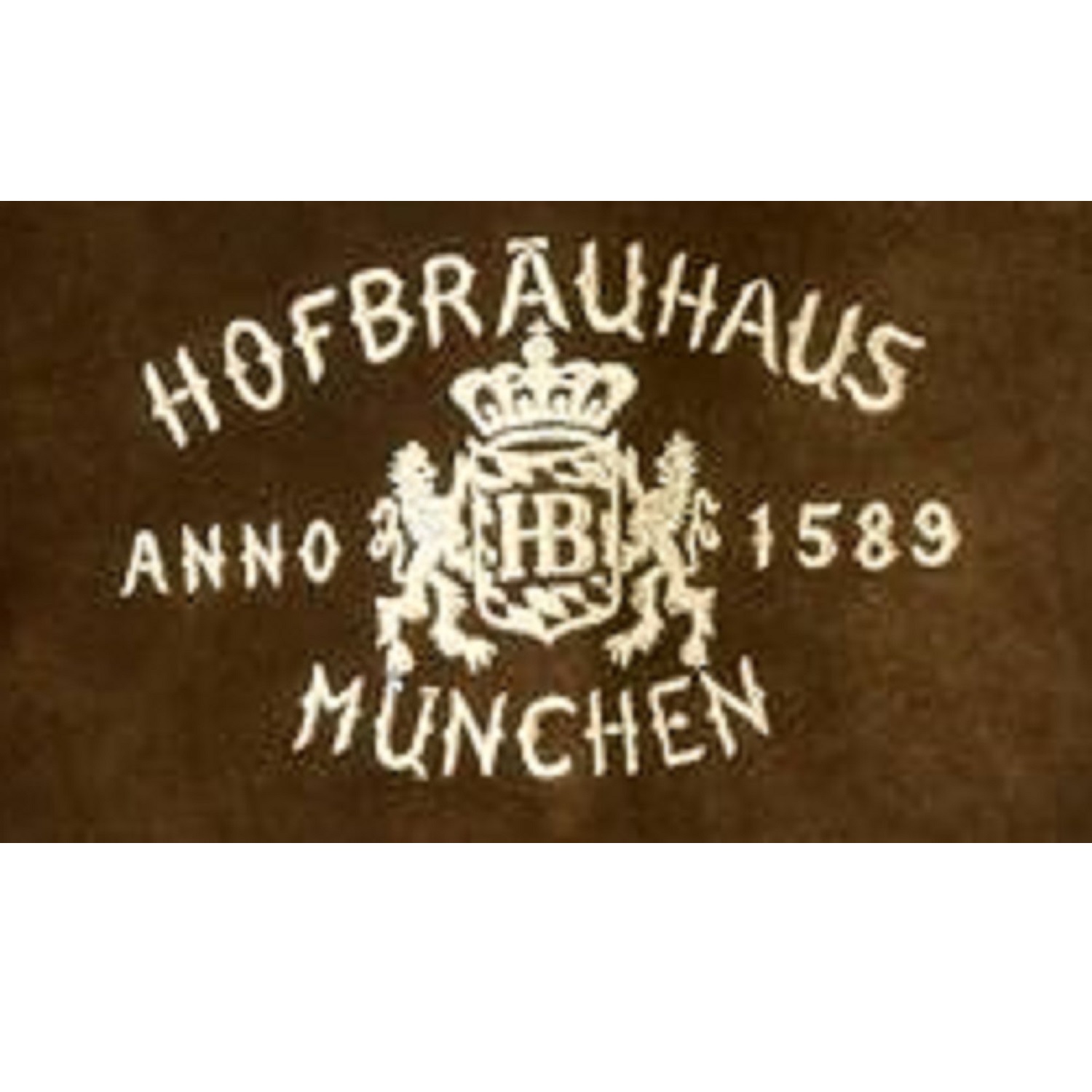 Detailansicht der Stickerei auf brauner Lederschürze mit Schriftzug 'Hofbräuhaus München Anno 1589' und Wappen mit Krone und Löwen.