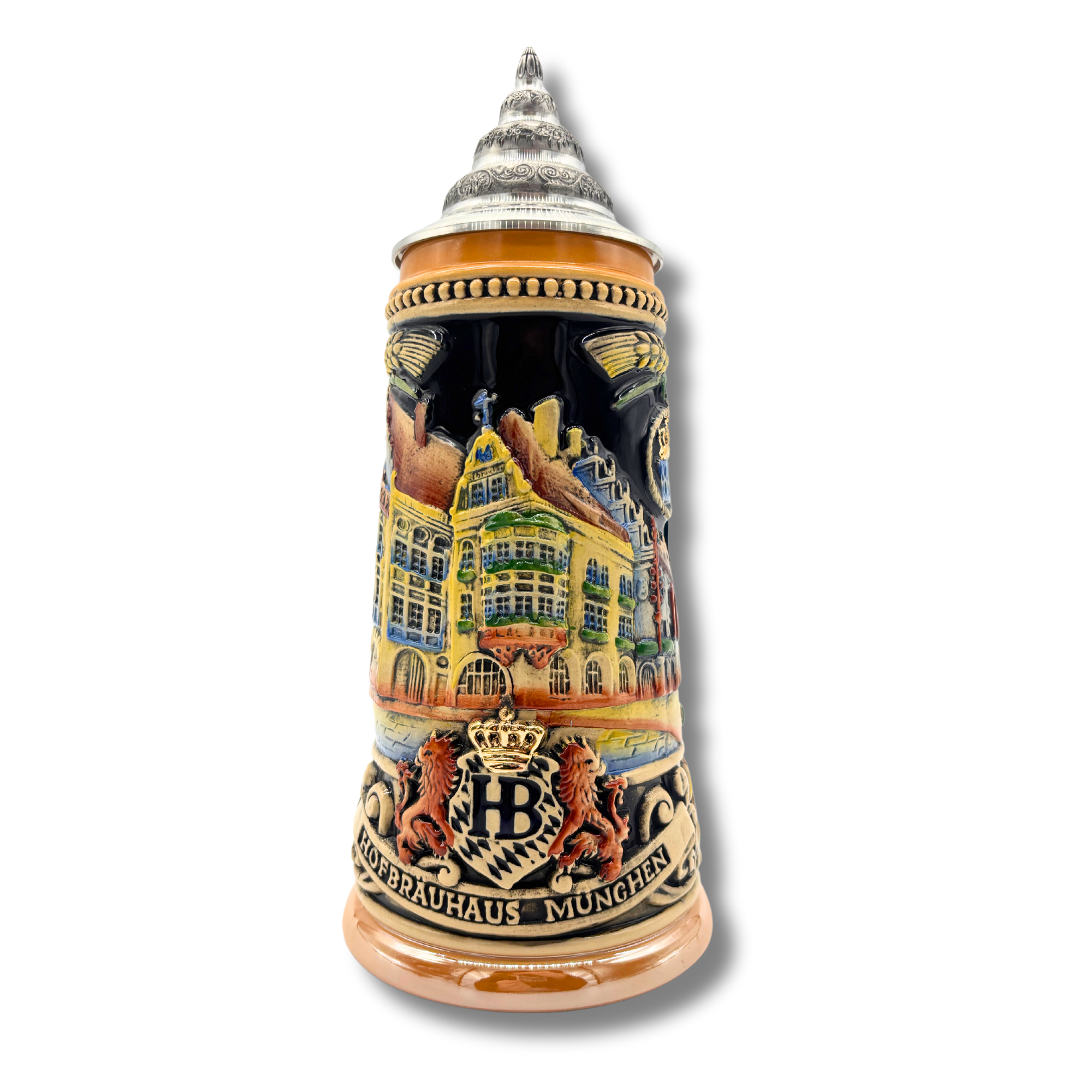 Reliefkrug mit Spitzzinndeckel, Relief in grau mit bunter Glasur, zeigt  in lebendigen Farbendurchgehend das Hofbräuhaus München. Mittig das HB-Logo mit 2 bayerischen Löwen