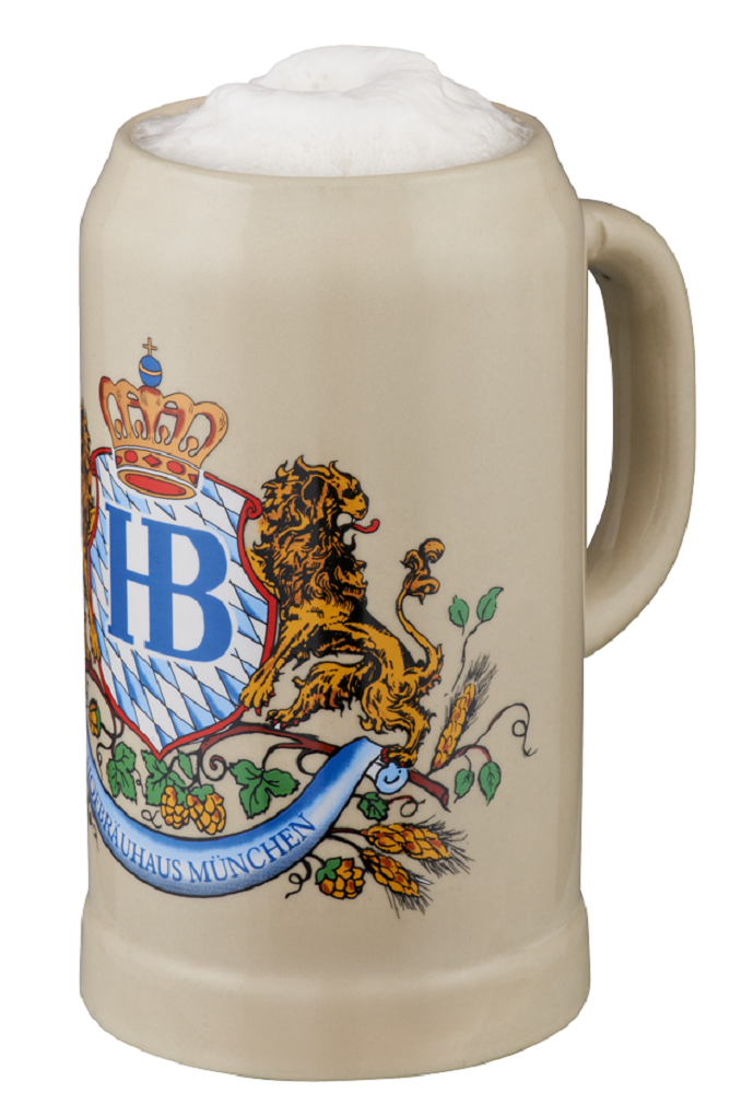 Hofbräuhaus-Steinkrug mit Schaumkrone und farbigem bayerischem Wappen, zwei Löwen und HB-Logo, freigestellt auf weißem Hintergrund