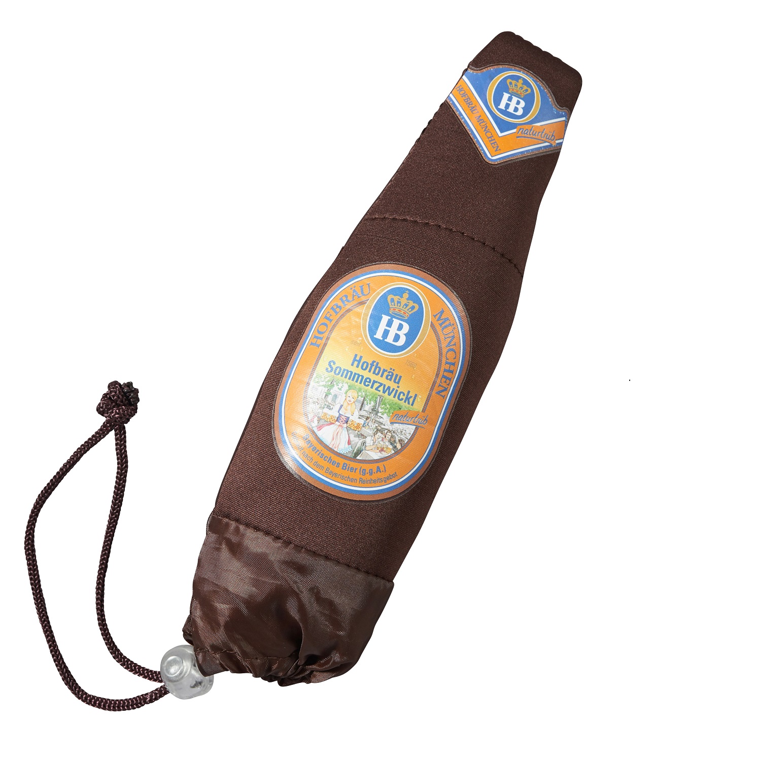 Braune Einkaufstasche im Design einer Bierflasche mit Hofbräu Sommerzwickl-Etikett, zusammengerollt und eingepackt