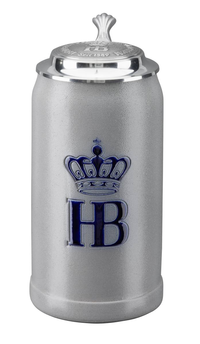 „Traditioneller Salzkrug aus Zinn mit Deckel. Auf der Vorderseite befindet sich das blaue ‚HB‘-Logo mit stilisierter Krone, das auf das Hofbräuhaus München hinweist. Der Krug hat eine klassische Form mit Henkel und einem Klappdeckel aus Zinn.“