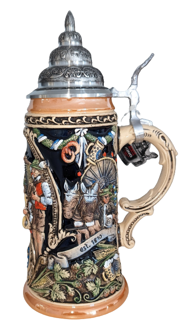 Traditioneller deutscher Bierkrug mit spitzem Zinn-Deckel und kunstvoll gestaltetem Henkel. Das zentrale keramische Relief zeigt einen Bierkutscher mit zwei kräftigen Brauereipferden, die ein geschmücktes Gespann ziehen.