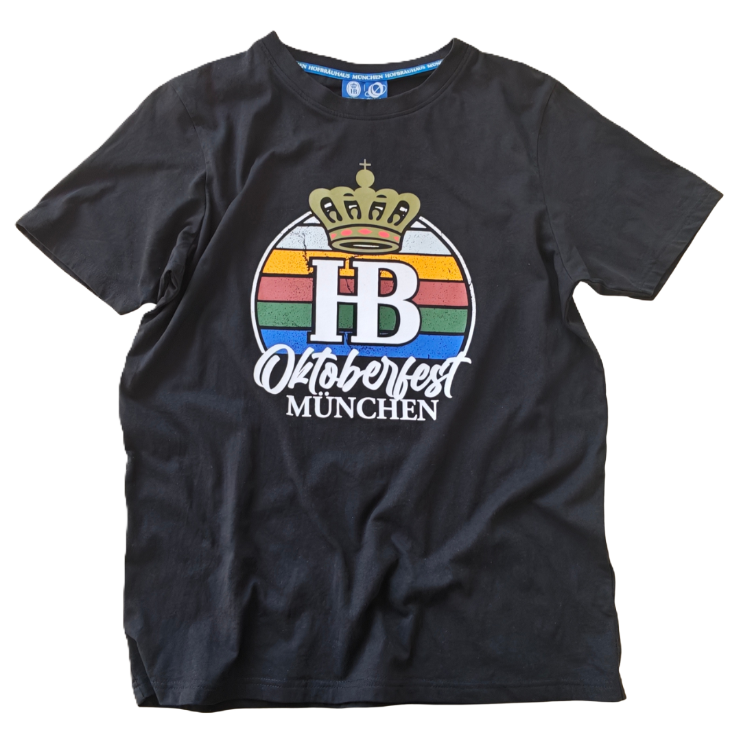 Schwarzes T-Shirt mit buntem Retro-Aufdruck 'HB Oktoberfest München' und stilisierter Krone