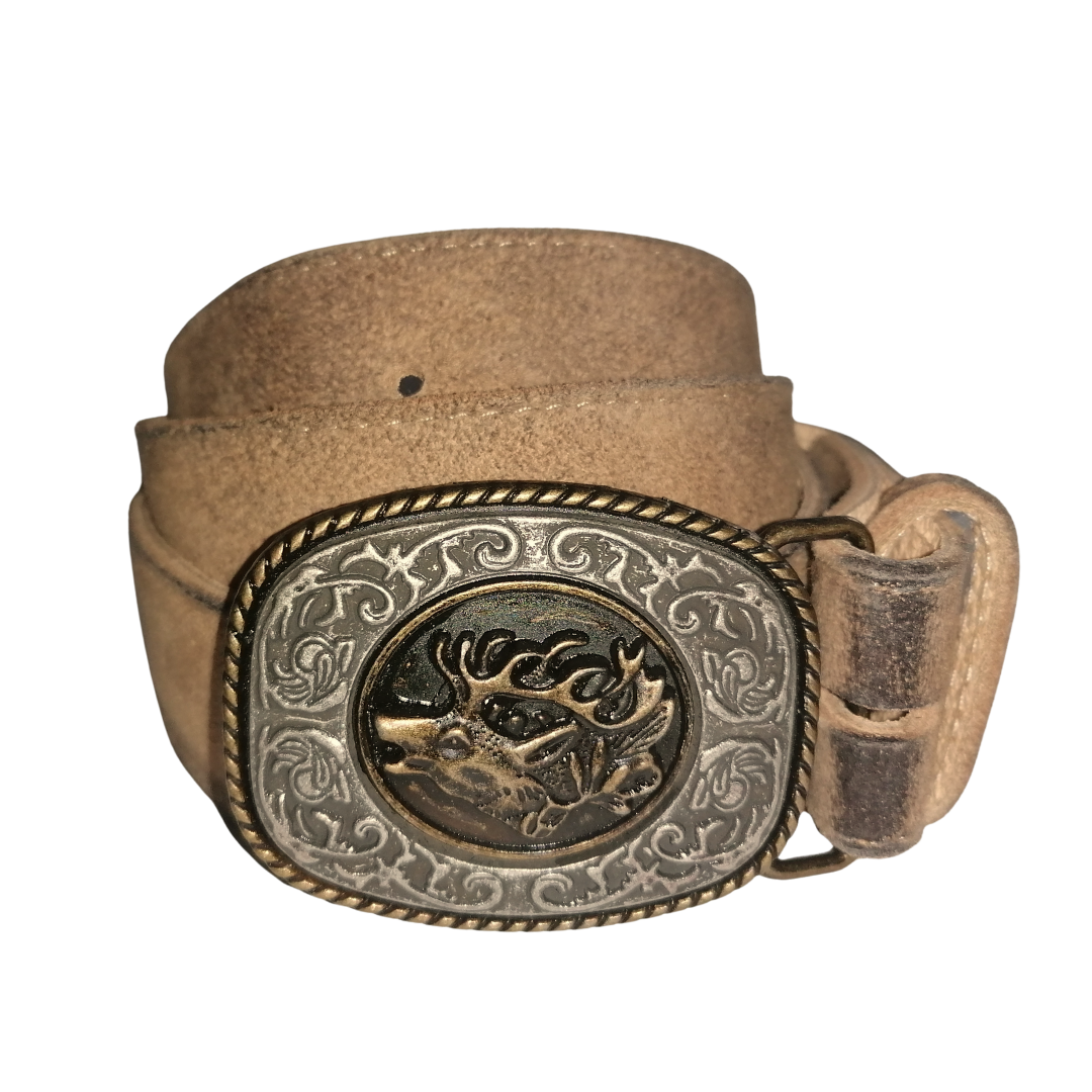 Brauner Lederhosengürtel mit dekorativer Metallschnalle, verziert mit Ornamenten und einem Hirschkopf-Motiv in der Mitte