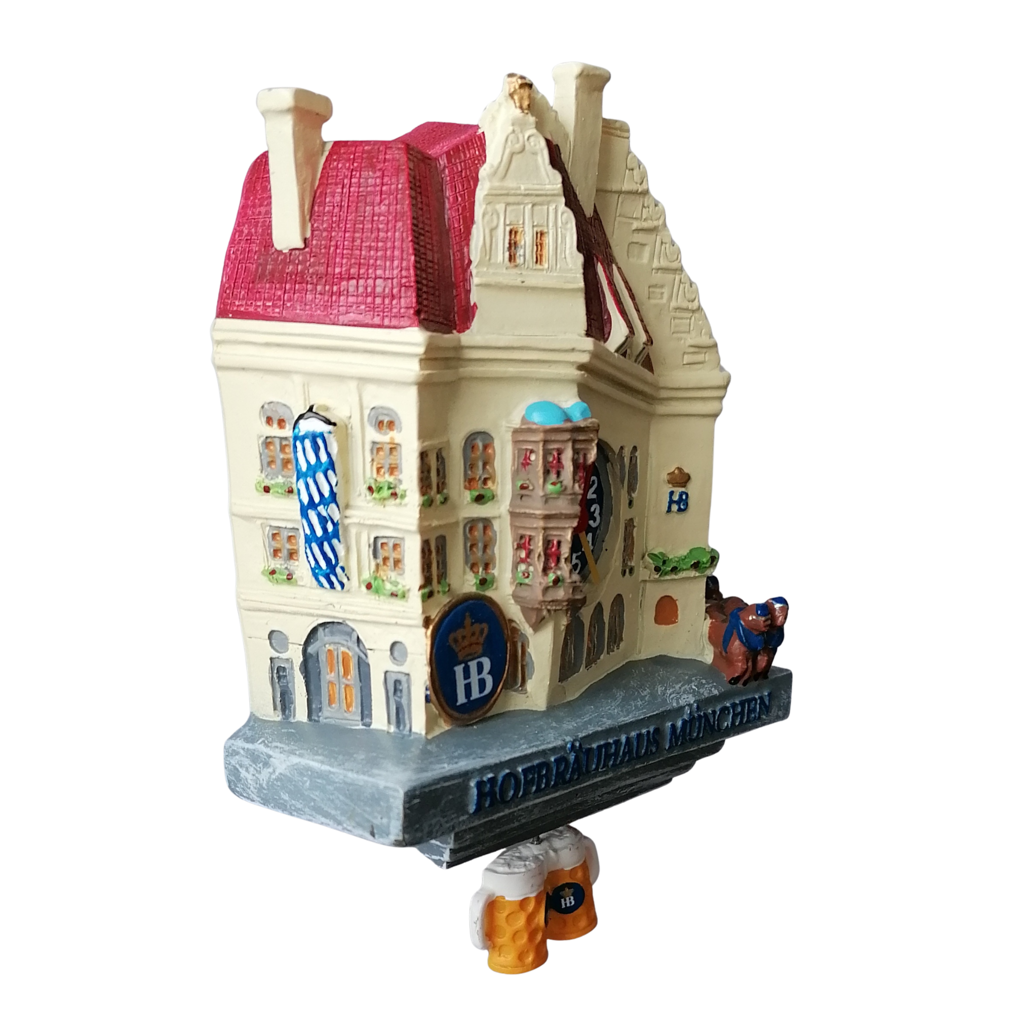 Kuckucksuhr in Form des Hofbräuhaus München, andere Seitenansicht: Gebäude mit rotem Dach, vielen Fenstern mit Blumendekoration, Hofbräuhaus-Logos und Bierkrug-Pendel.