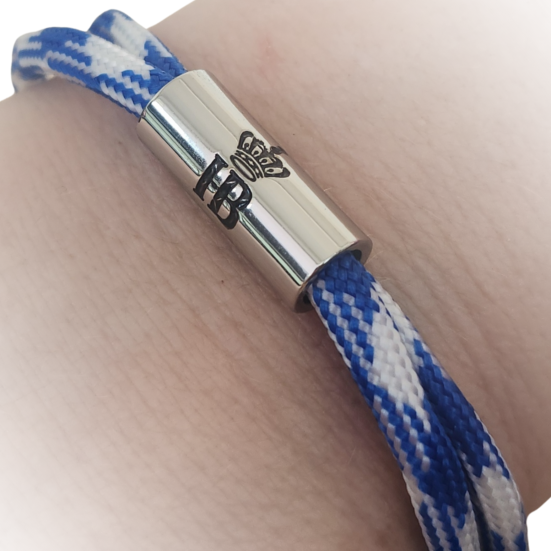 Blau-weißes Armband mit silberner Hülse und Hofbräu-Logo am Handgelenk.