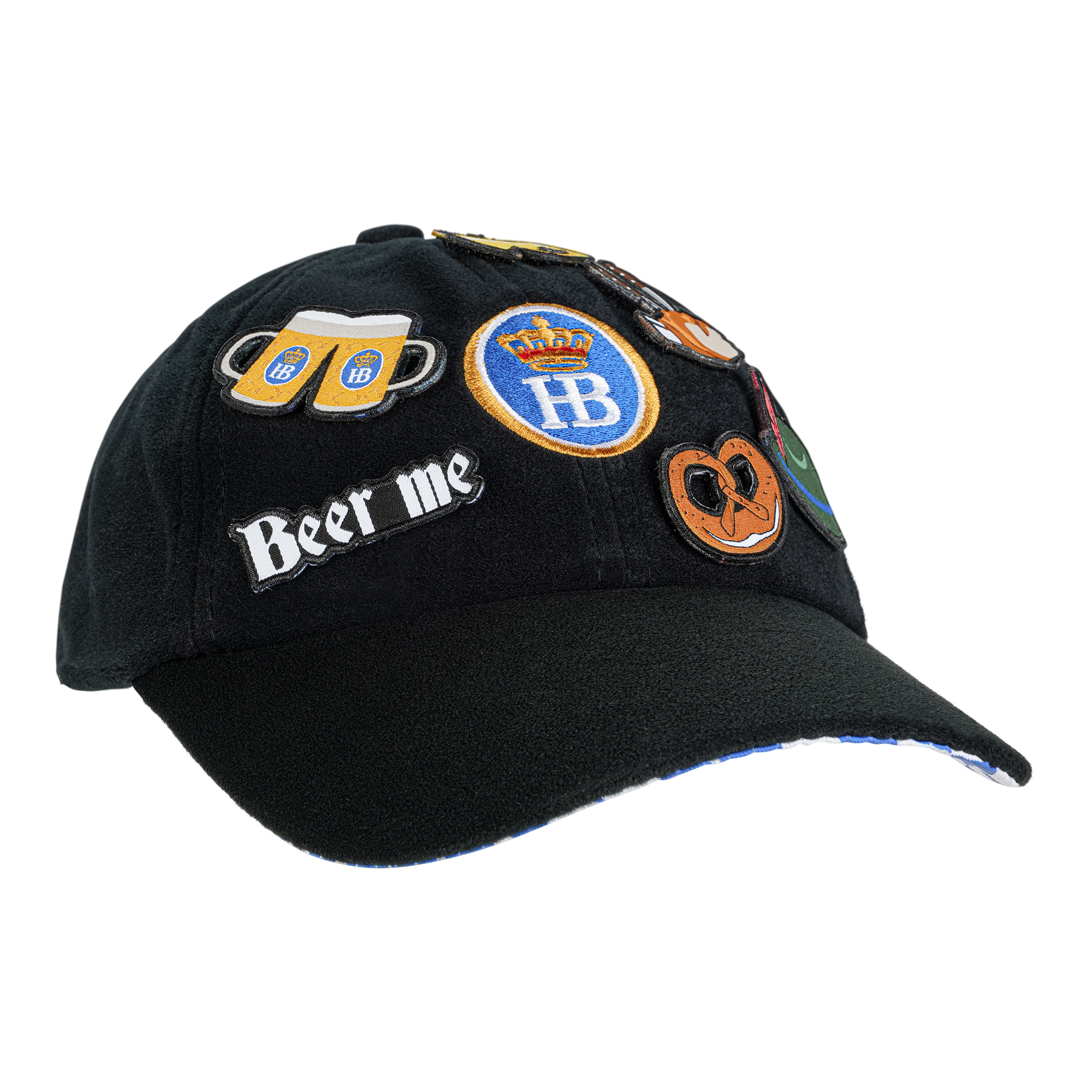 Schwarze Baseballkappe mit gestickten Abzeichen, darunter Bierkrüge, Hofbräuhaus-Logo, Brezel und dem Schriftzug 'Beer me'