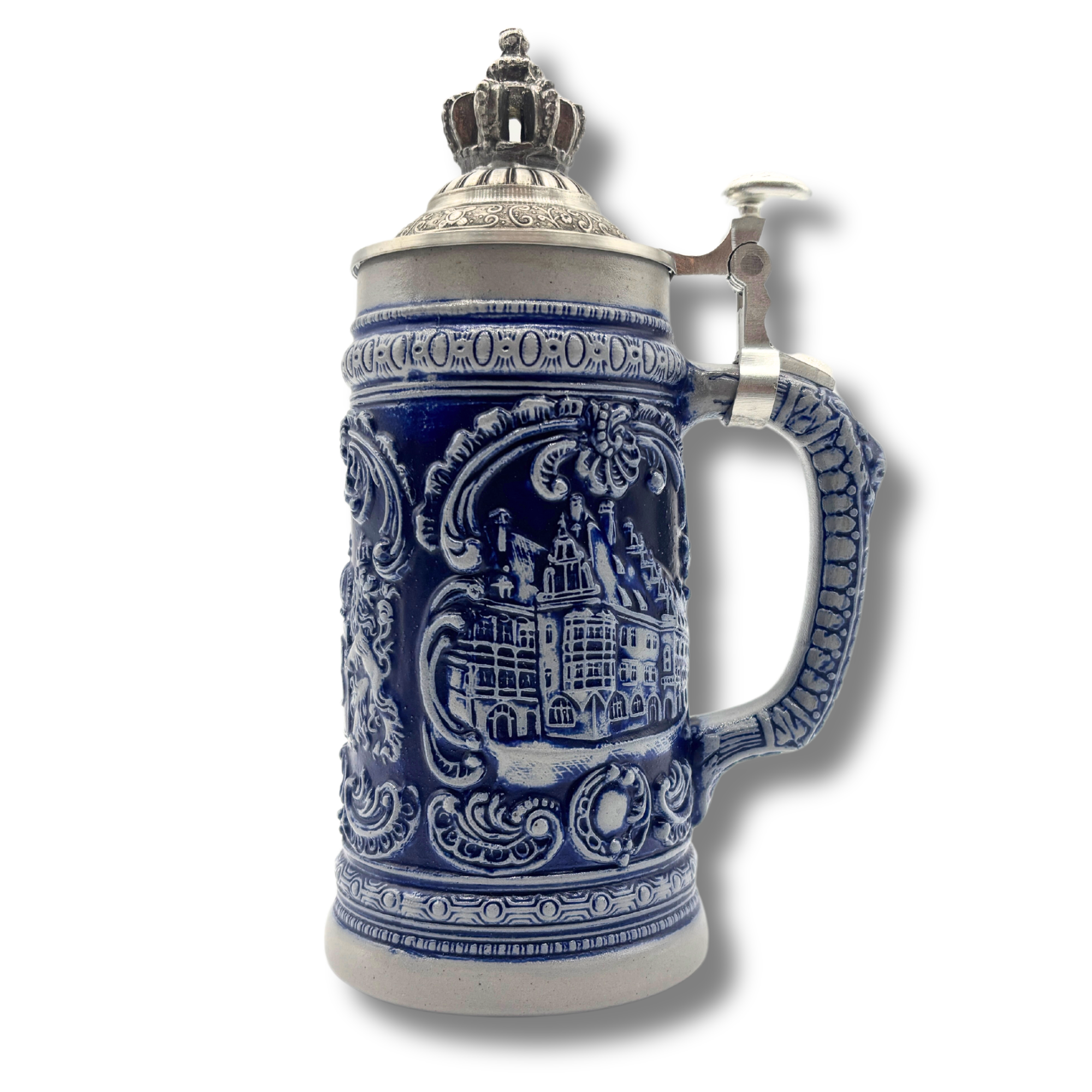 Traditioneller deutscher Bierkrug aus Keramik mit silbernem, kunstvoll verziertem Deckel mit Krone und Daumenhebel zum öffnen. Der Krug zeigt in blau glasiert, detaillierte Reliefmotive, an dieser Seite das Hofbräuhaus. Der Henkel ist ebenfalls blau und d