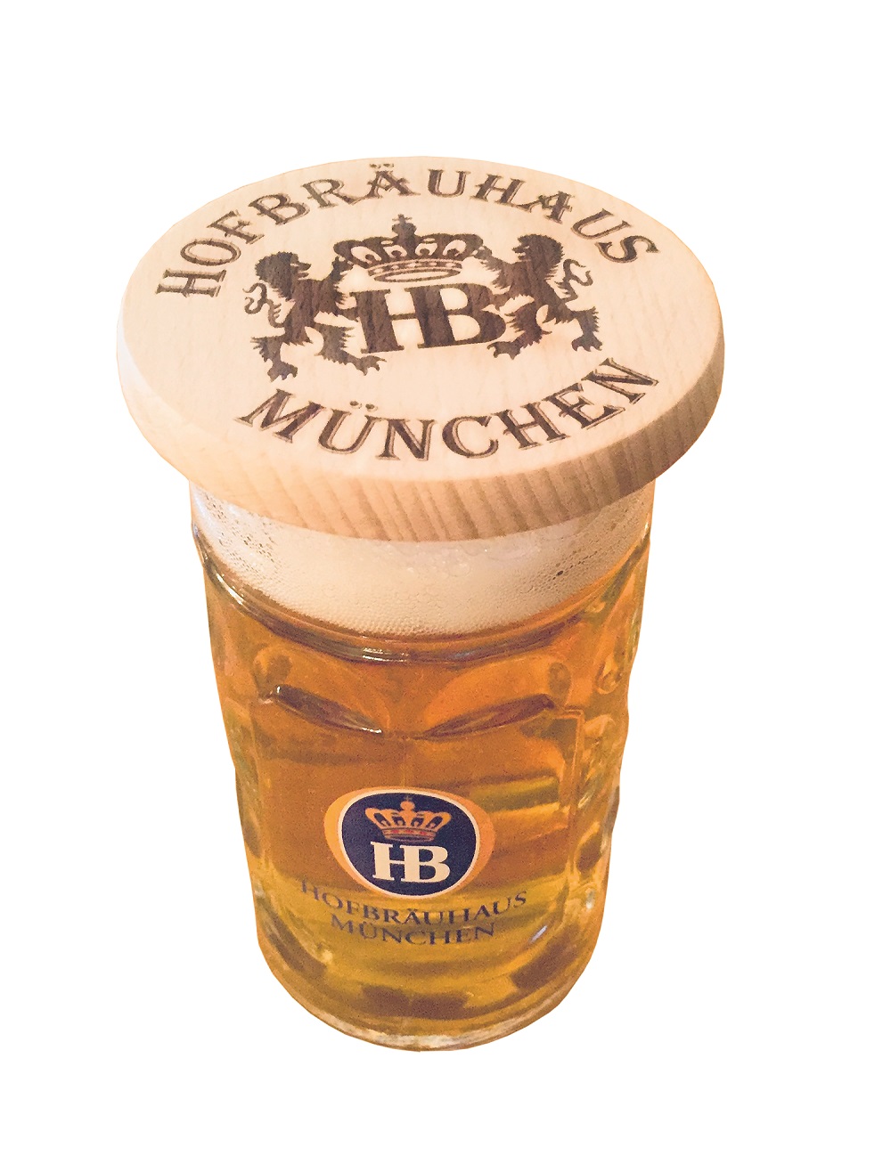 Bierglas mit HB-Logo, abgedeckt durch einen runden Holz-Bierglasdeckel mit Gravur 'Hofbräuhaus München und Wappen