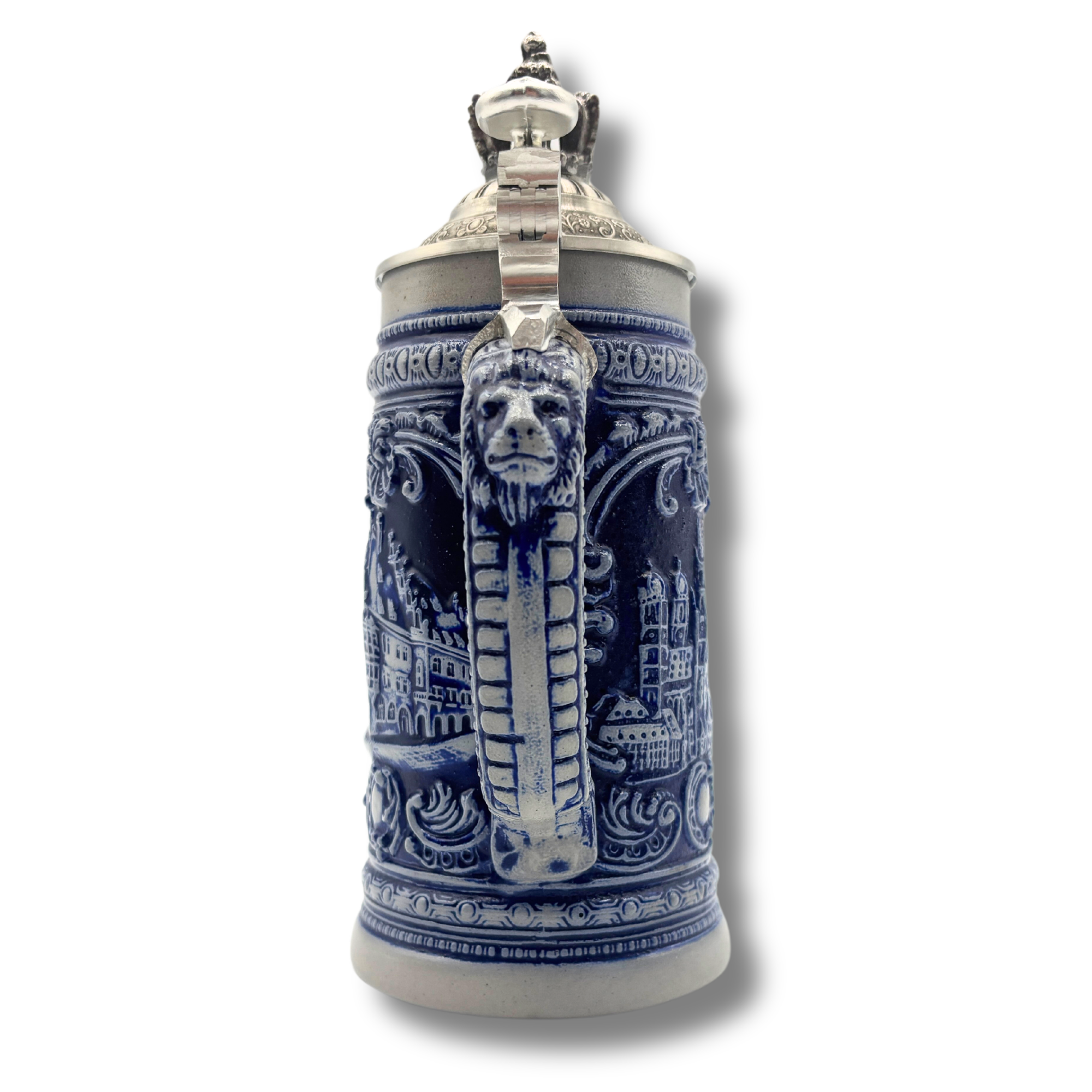 Traditioneller deutscher Bierkrug mit Spitz-Zinn-Deckel in Kronenform, graue Keramik, blau glasiert mit detailreichen Ornamenten. Auffällig ist ein plastisch gearbeiteter Löwenkopf, der den Henkel des Krugs im oberen Bereich ziert. 