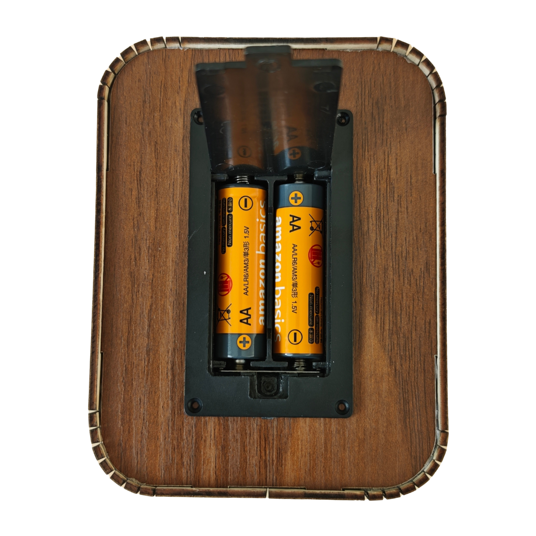 rechteckige Holzlampe von Hinten mit Batterien in Batteriefach