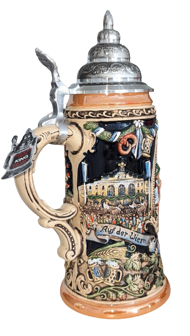 Traditioneller Bierkrug mit Zinn-Deckel und kunstvoll gestaltetem Henkel. Das keramische Relief auf dem Krug zeigt eine detailreiche Darstellung der Münchner Wiesn mit dem Festzelt des Hofbräuhauses im Mittelpunkt. 