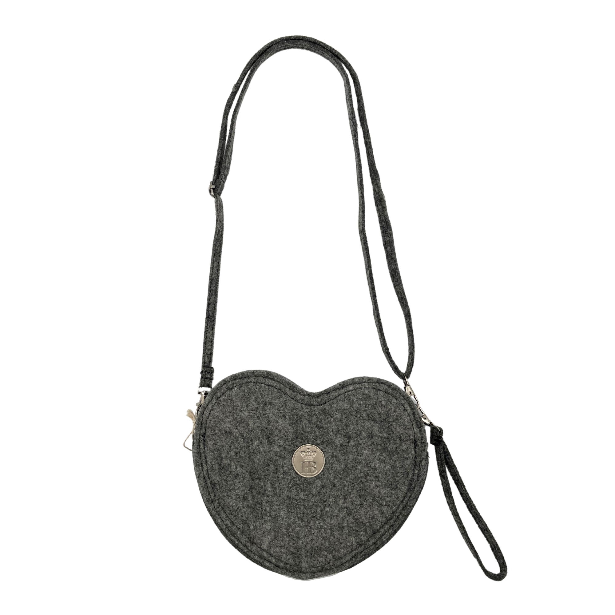  „Herzförmige Umhängetasche aus grauem Filz mit langem Trageriemen und rundem Emblem auf der Vorderseite.“