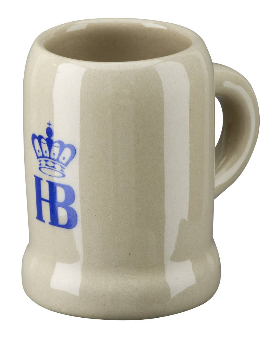 Steingut-Schnapsglas in traditioneller Keferloher Form in seitlicher Ansicht Vorderseite ist das blaue HB-Logo (Hofbräuhaus) mit einer Krone zu sehen, und seitlich befindet sich ein Henkel.